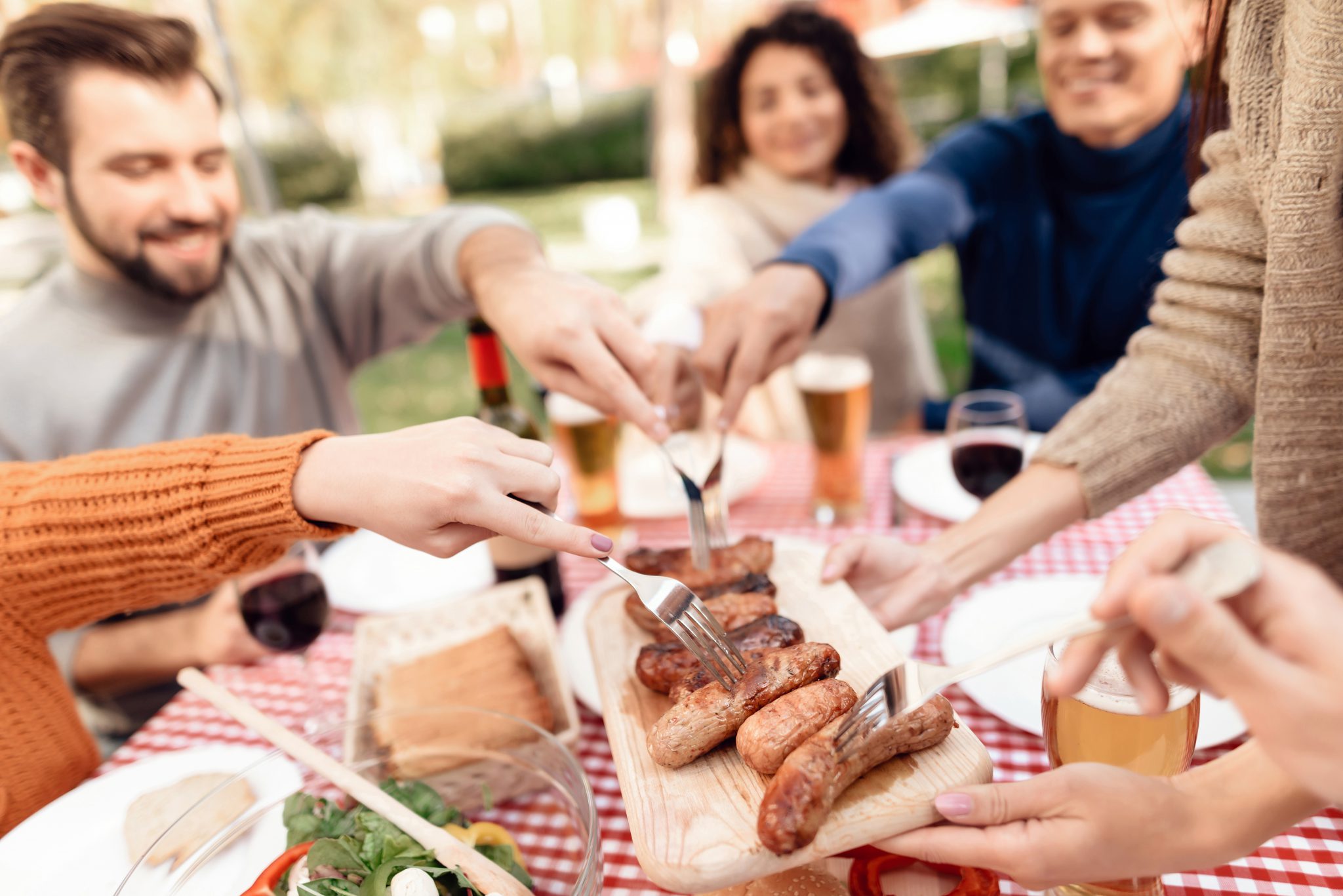 Пикник официант слушать. Eating sausage.